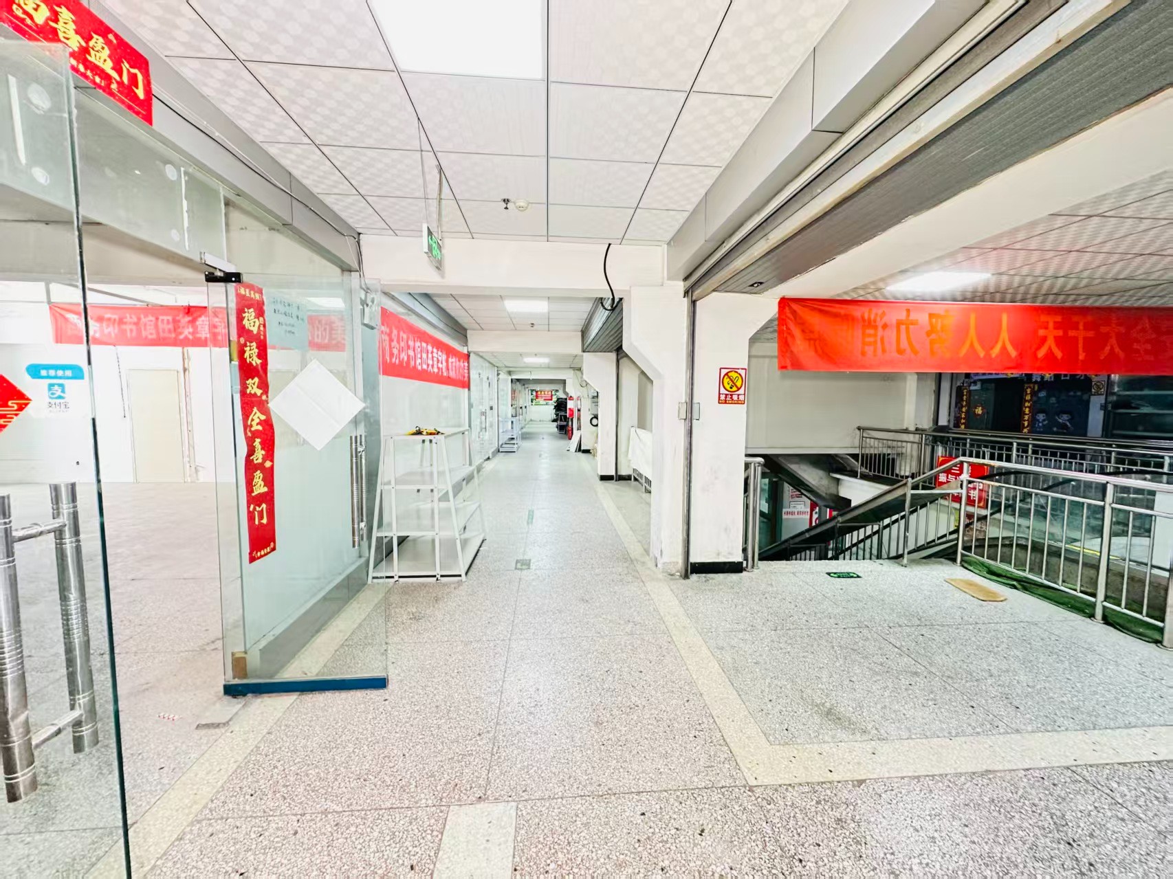 定鼎北路引入人工智能技术应用场景，推动AI与商业、零售、电商、企业服务等领域融合发展。