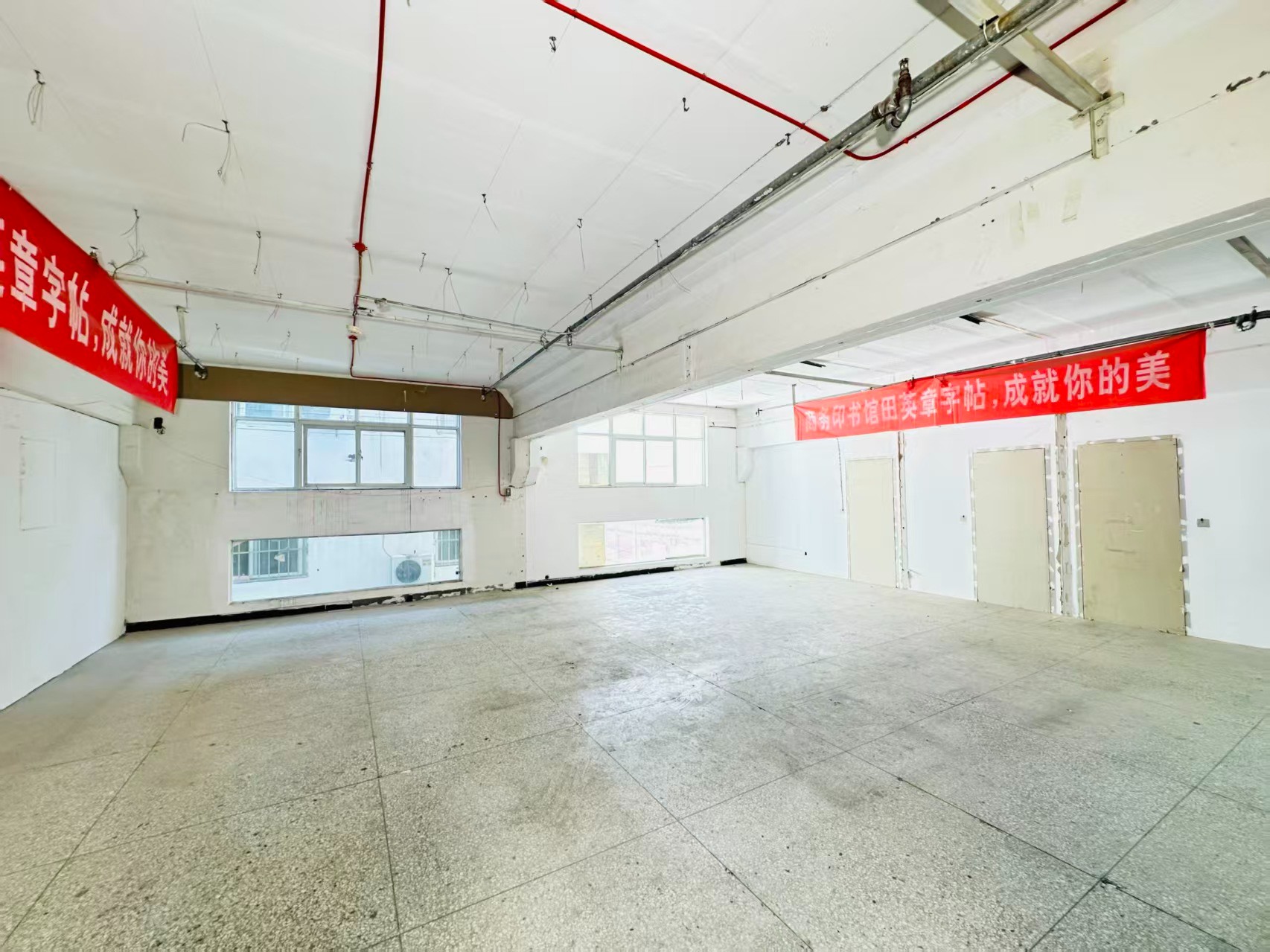 定鼎北路重点吸引人工智能应用、数字经济、电商直播、智能制造服务、软件开发、科技创新企业及创业团队入驻
